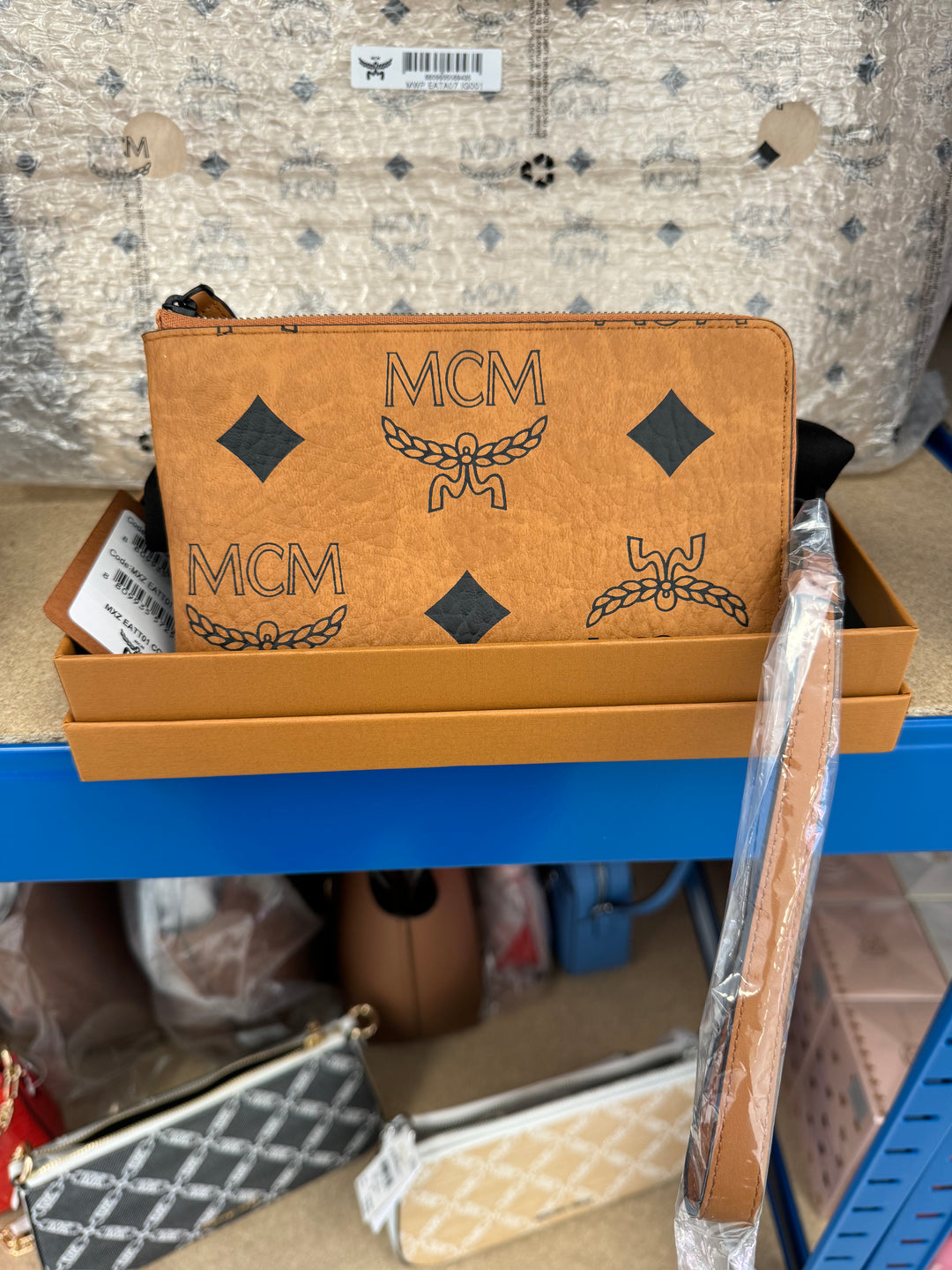 MCM Geldbeutel Cognac mit Handriemen